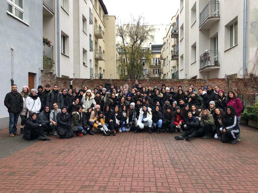 תמונה קבוצתית של משלחת בני נוער בחצר פנימית בוורשה